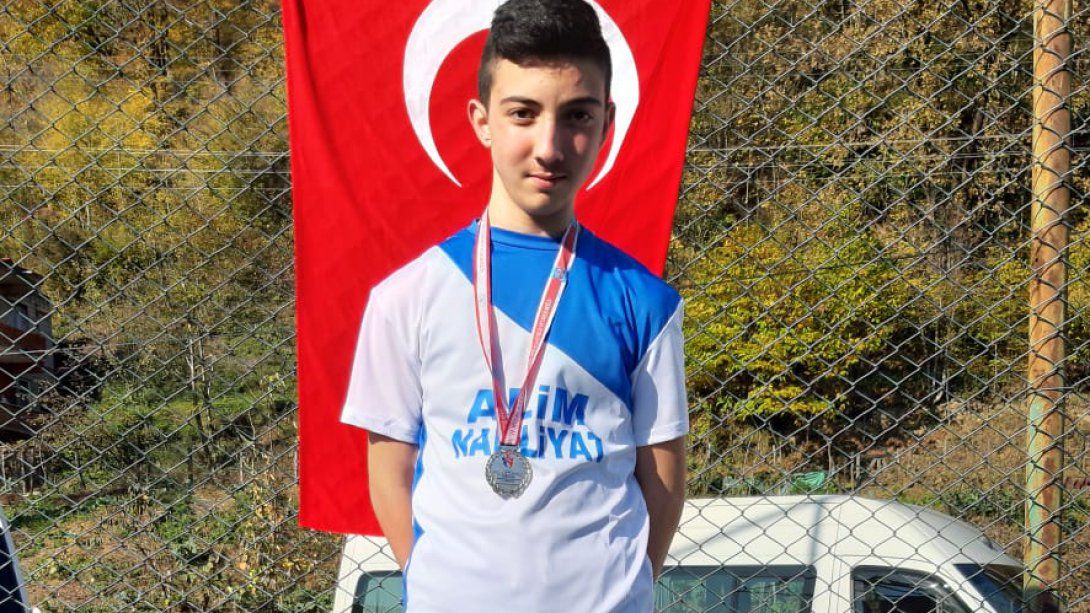 Doğankent Ortaokulu öğrencisi Hüseyin Salih ALİM yıldız erkekle kros yarışmasında bireysel olarak il birincisi olmuştur.